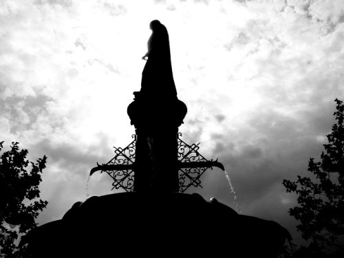Monument, Market Place, Devizes, Wilsthire. Summer 2004