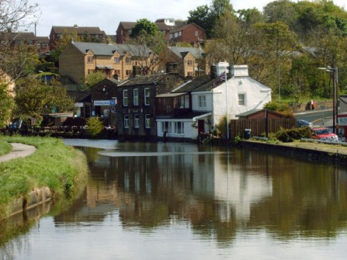 The aptly named Rodley Barge Pub, looks like it is almost afloat