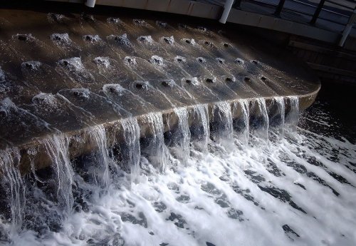 Waterfall on the old canal at Gunwharf Quays.

Taken: 20th March 2006