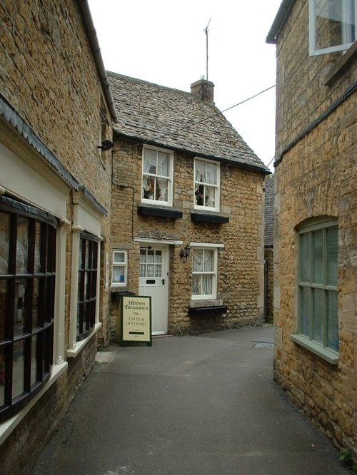 Small alley off the main street in Bourton on the Water, The Cotswolds.