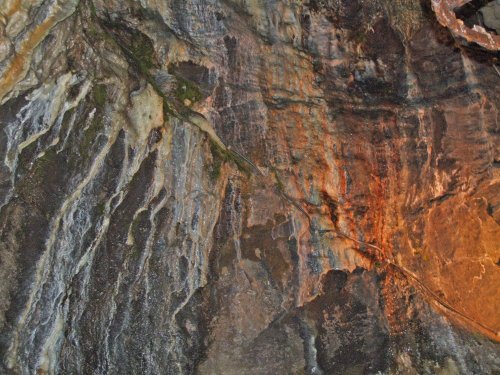 Another one of the walls in Blue John Cavern =) (04-05-2006)