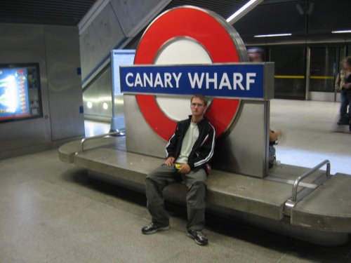 London, The Tube, Canary Wharf Station, traveller Jirka Volcik