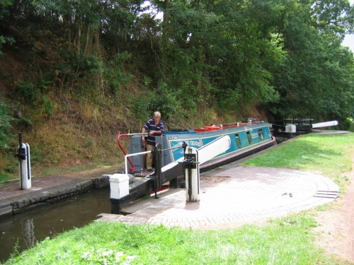 Staffordshire & Worcestershire Canal. August 2006. Inside the lock. No it is not too narrow.