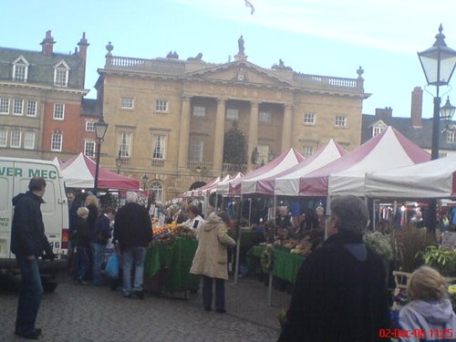 Newark-on-Trent, Nottinghamshire. Market Place with Newark Townhall in background, 02/12/2006