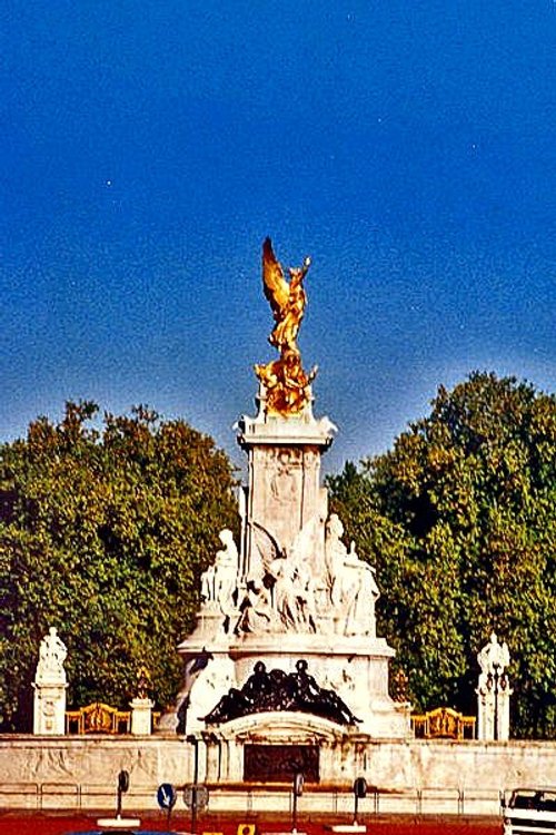 Victoria Memorial outside Buckingham Palace 1990