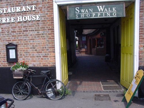 Swan Walk Shopping in Thame, Oxfordshire