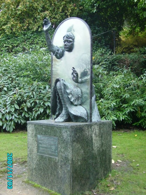 Alice trough the looking glass ( the castle grounds)