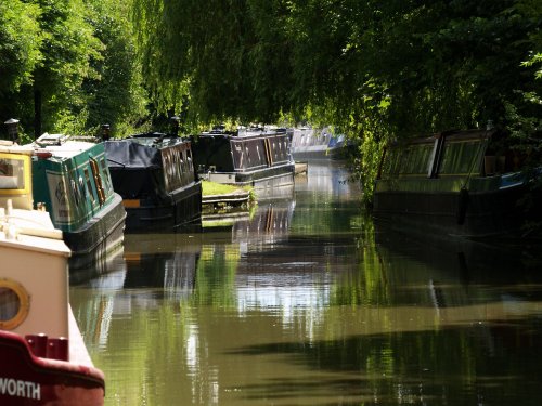 Narrowboats on the Oxford canal at Cropredy, Oxon.