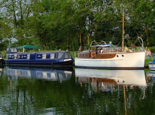 Beautiful old wooden craft, please wave back to the owner!