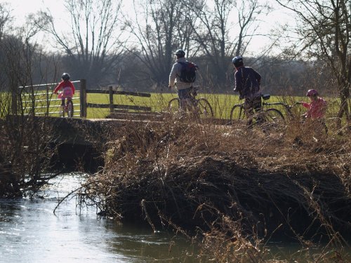 Family bike-ride, River Cherwell / Oxfordshire Way, Pigeons Lock, Kirtlington, Oxon