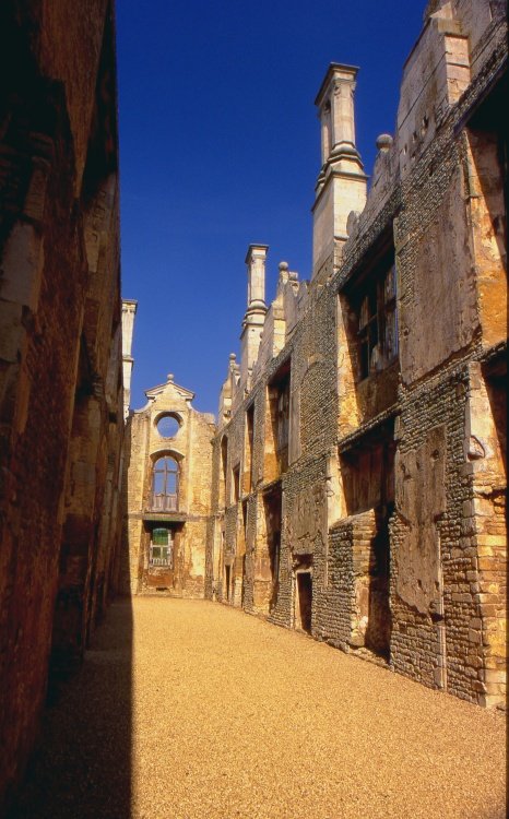 Kirby Hall, A walled view section of the house.