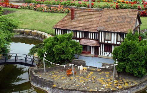 Model village 32.