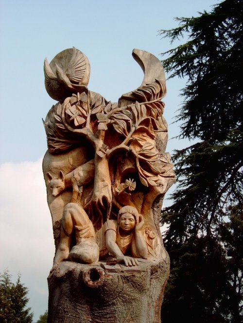 Beech tree carving at Pershore
