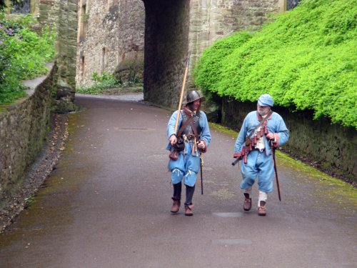Civil War Soldiers. A pikeman and a musketeer.
