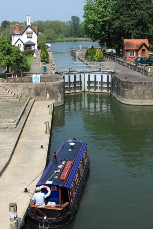 Waiting to enter the Lock at Goring