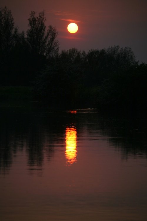 Setting sun over The River Thames, Oxfordshire