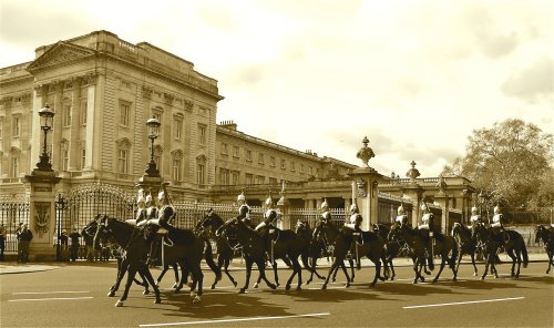 The Royal Guard approaches Buckingham Palace