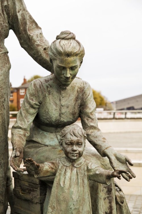 Migrant statue 5