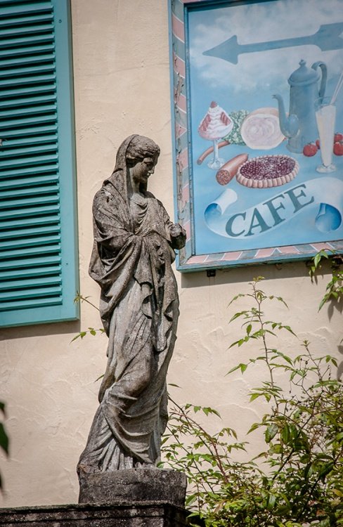 This way to the cafe