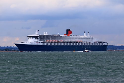 Cowes and QM2