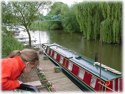 The river Avon that flows gently along the backstreets of Tewkesbury Town Wallpaper
