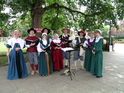 Medieval Singers in the park, Stratford-on-Avon. 24 July 04 Wallpaper
