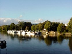 The Thames Motor Yacht Club - Located on Hampton Road (nearby Hampton Court Palace) Wallpaper