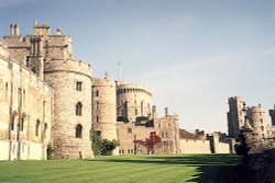 View of Windsor Castle from the main visitor entrance. Wallpaper