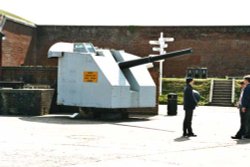 4.5-inch naval gun is ex HMS Zambesi, [sic] dated 1943 Wallpaper