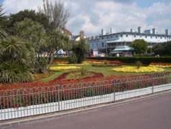 Clacton Gardens Wallpaper