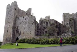Castle Bolton,
Yorkshire Dales, England. Taken during my honeymoon in Sept. 2004. Wallpaper
