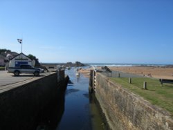 The Bude canal sea lock. Bude, Cornwall Wallpaper