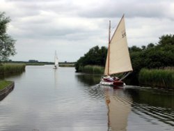Sailing on the Norfolk Broads near Potter Heigham. Wallpaper
