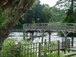 A bridge in Henley, Berkshire, over rushing waters Wallpaper
