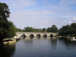 Bridge over Shakespeare's Avon in Stratford upon Avon. West midlands Wallpaper
