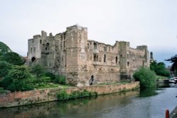 Newark Castle and River Trent in Newark-on-Trent - June 2005 Wallpaper