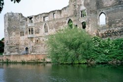 Newark Castle and River Trent in Newark-on-Trent - June 2005 Wallpaper