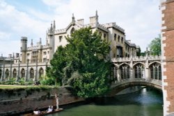 St John College and River Cam in Cambridge Wallpaper