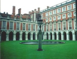 London - Hampton Court Palace Wallpaper