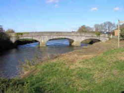 Langport. View of the bridge over the river Parrett, from the bank.