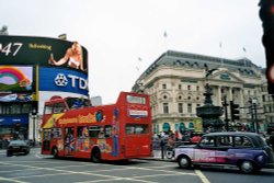 London - Piccadilly Circus, June 2005 Wallpaper