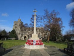 War Memorial and Church, in the market town of Tring, Hertfordshire Wallpaper