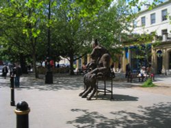 Statue in little prom, Cheltenham Wallpaper