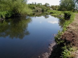River Tame at Kingsbury water park, Kingsbury, Warwickshire. Wallpaper