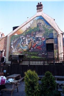 This pub in Oxford is now called the Goose. Notice the beautiful wall! Picture taken July 1999.