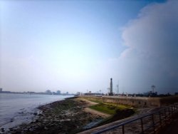 Southsea seafront.

Taken:  11th May 2006 Wallpaper