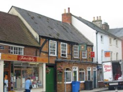 The Tudor Rose pub at Romsey, Hampshire Wallpaper
