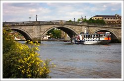 MV Yarmouth Belle sailing under Richmond Bridge, Richmond upon Thames, Surrey. Wallpaper