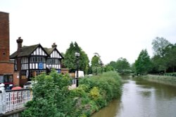 Tonbridge in Kent - River Medway Wallpaper