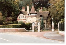 Henley on Themes
George Harrison gate house in 1993 Wallpaper